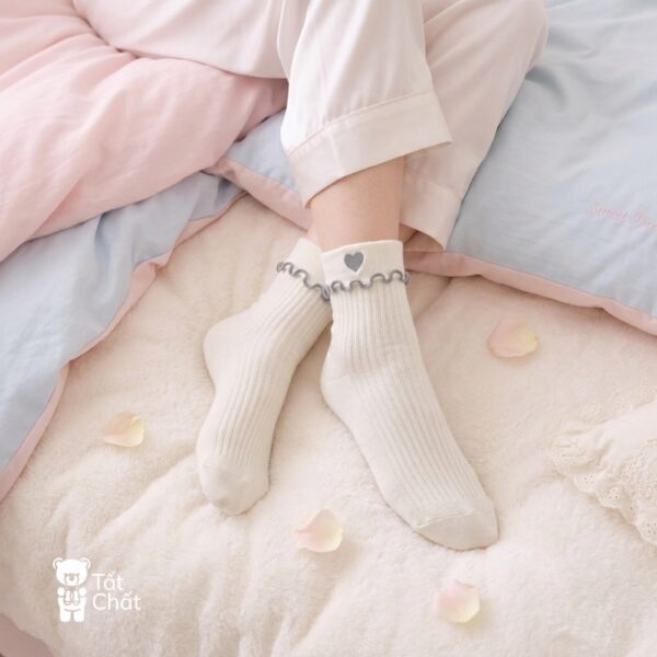 Tất Nữ Cổ Ngắn Viền Bèo Thêu Trái Tim Phong Cách Vintage Coquette