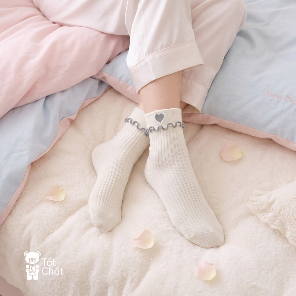 Tất Nữ Cổ Ngắn Viền Bèo Thêu Trái Tim Phong Cách Vintage Coquette
