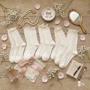 Tất Cotton Mỏng Nữ Cổ Cao Bèo Nhún Màu Trắng Ngà Họa Tiết Tim Kẻ Thanh Lịch