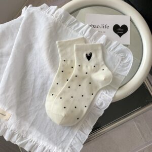Tất Cotton Nữ Cổ Ngắn Màu Trắng Kem Chấm Bi Đen Thêu Hình Trái Tim