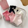 Tất Cotton Nữ Cổ Ngắn Gân Tăm Thêu Hình Mèo Màu Đen Hồng Đậm Hàn Quốc