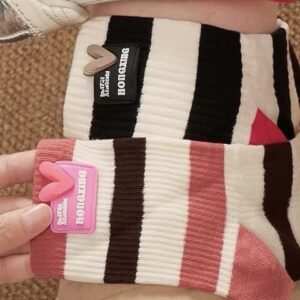 Tất Cotton Cổ Ngắn Sọc Ngang Hồng Nâu Đen Trắng Nhãn Tim Phong Cách Hàn Quốc