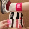 Tất Cotton Cổ Cao Sọc Ngang Đính Logo Tim Cao Su Nổi Phong Cách Hàn Quốc