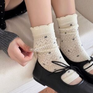 Tất Cotton Nữ Cổ Trung Màu Kem Ren Lỗ Họa Tiết Thoi Chấm Xám Viền Bèo