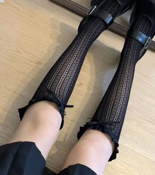Tất Lưới Ren Đen Cổ Cao Qua Bắp Chân Viền Bèo Thắt Nơ Phong Cách Vintage