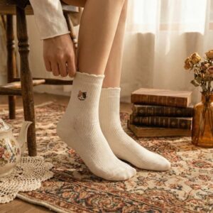 Tất Nữ Cổ Trung Gân Tăm Viền Bèo Thêu Hình Mèo Tam Thể Phong Cách Hàn Quốc